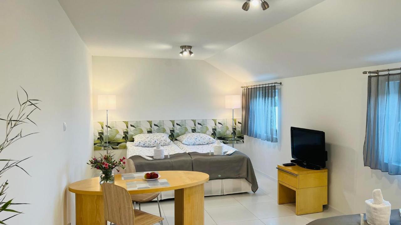 Hotel Azyl à Legnica Extérieur photo