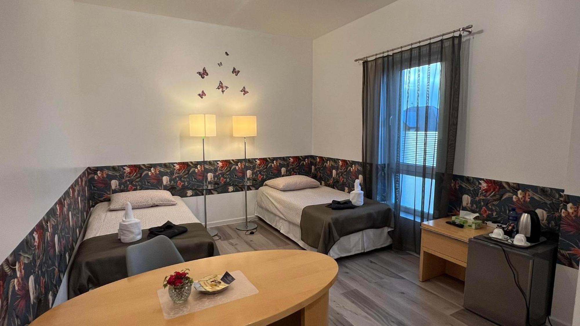 Hotel Azyl à Legnica Extérieur photo