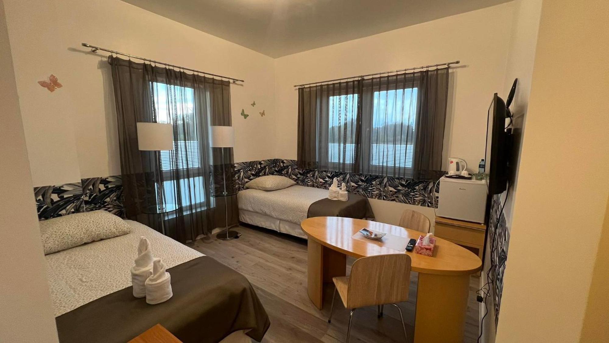 Hotel Azyl à Legnica Extérieur photo
