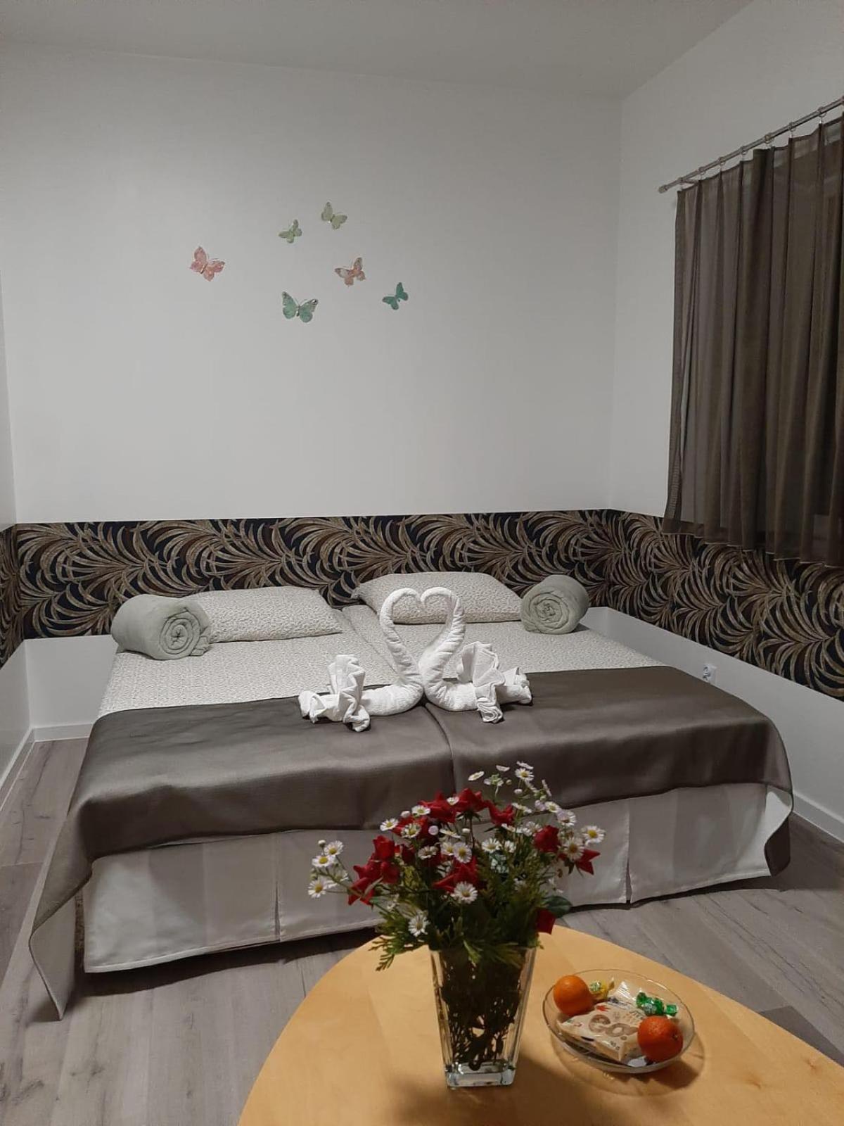 Hotel Azyl à Legnica Extérieur photo