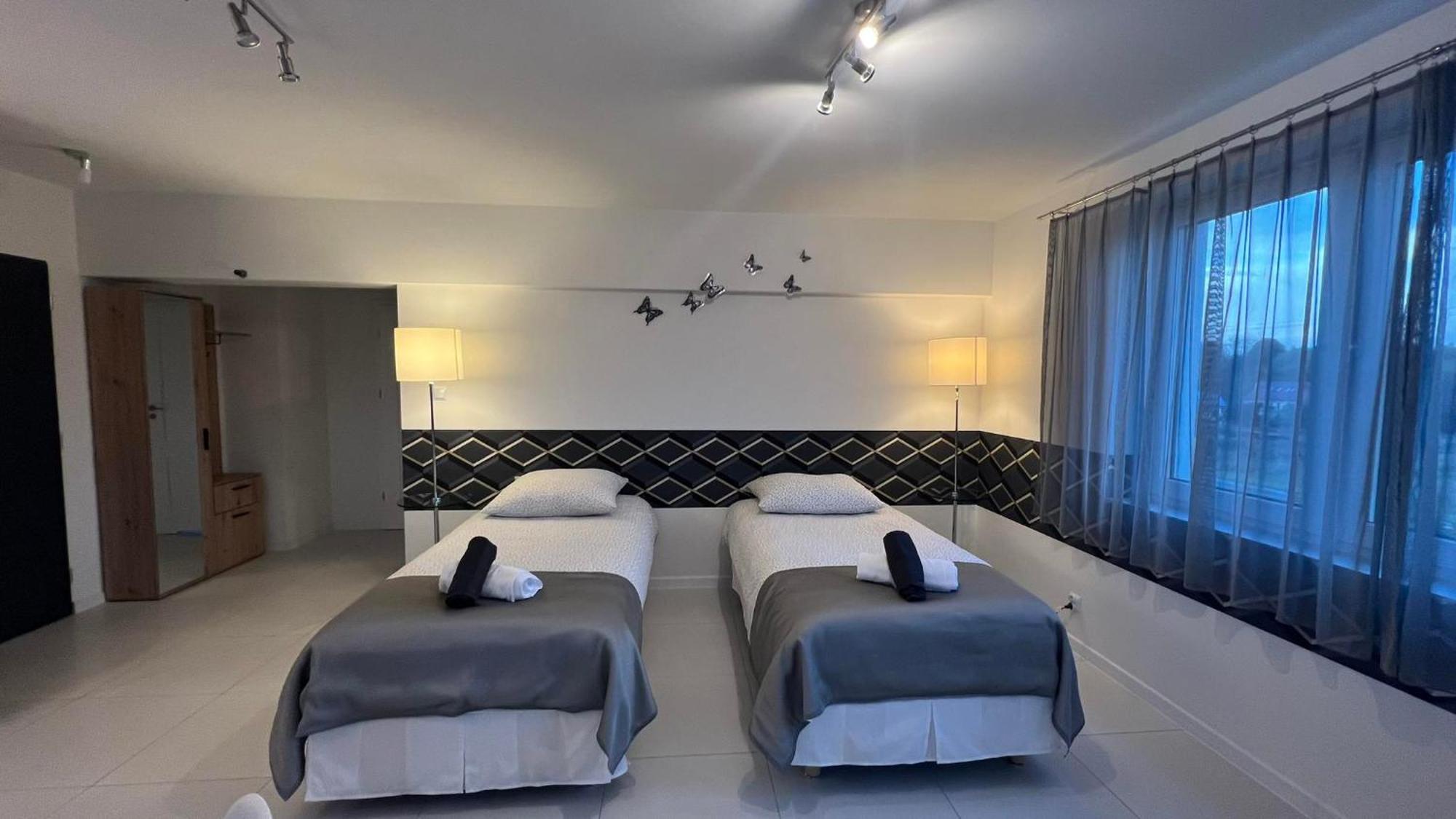 Hotel Azyl à Legnica Extérieur photo