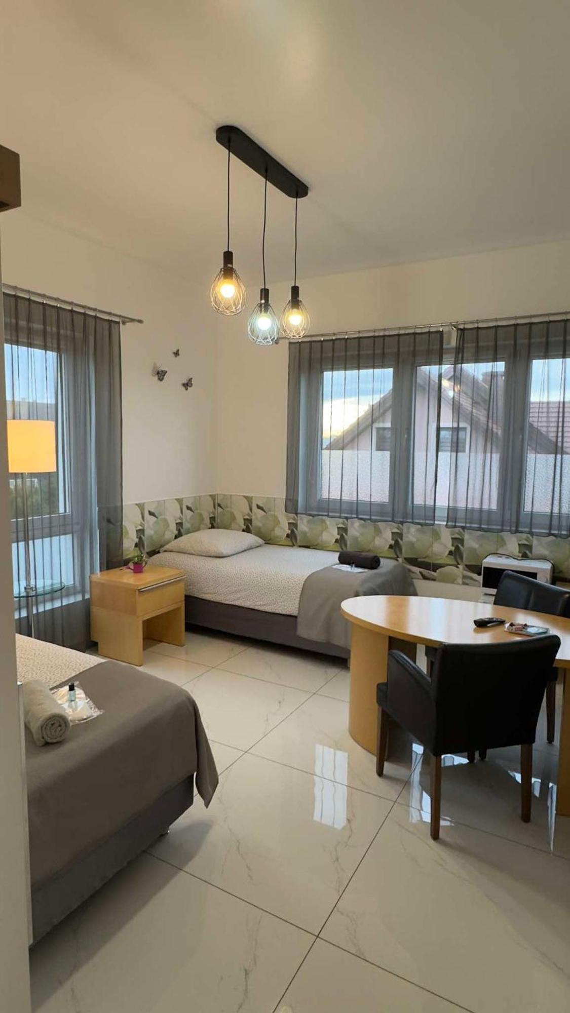 Hotel Azyl à Legnica Extérieur photo