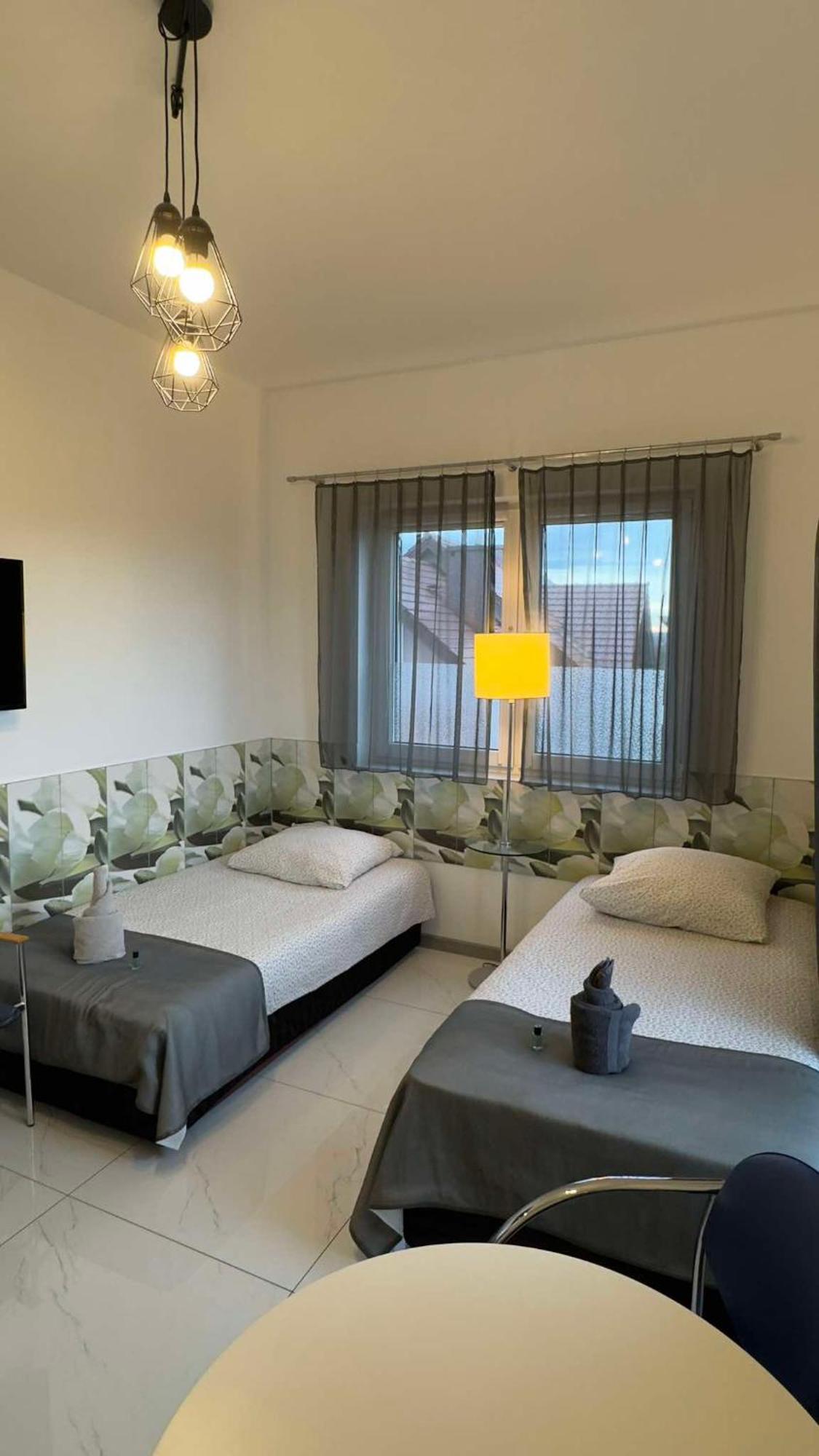 Hotel Azyl à Legnica Extérieur photo